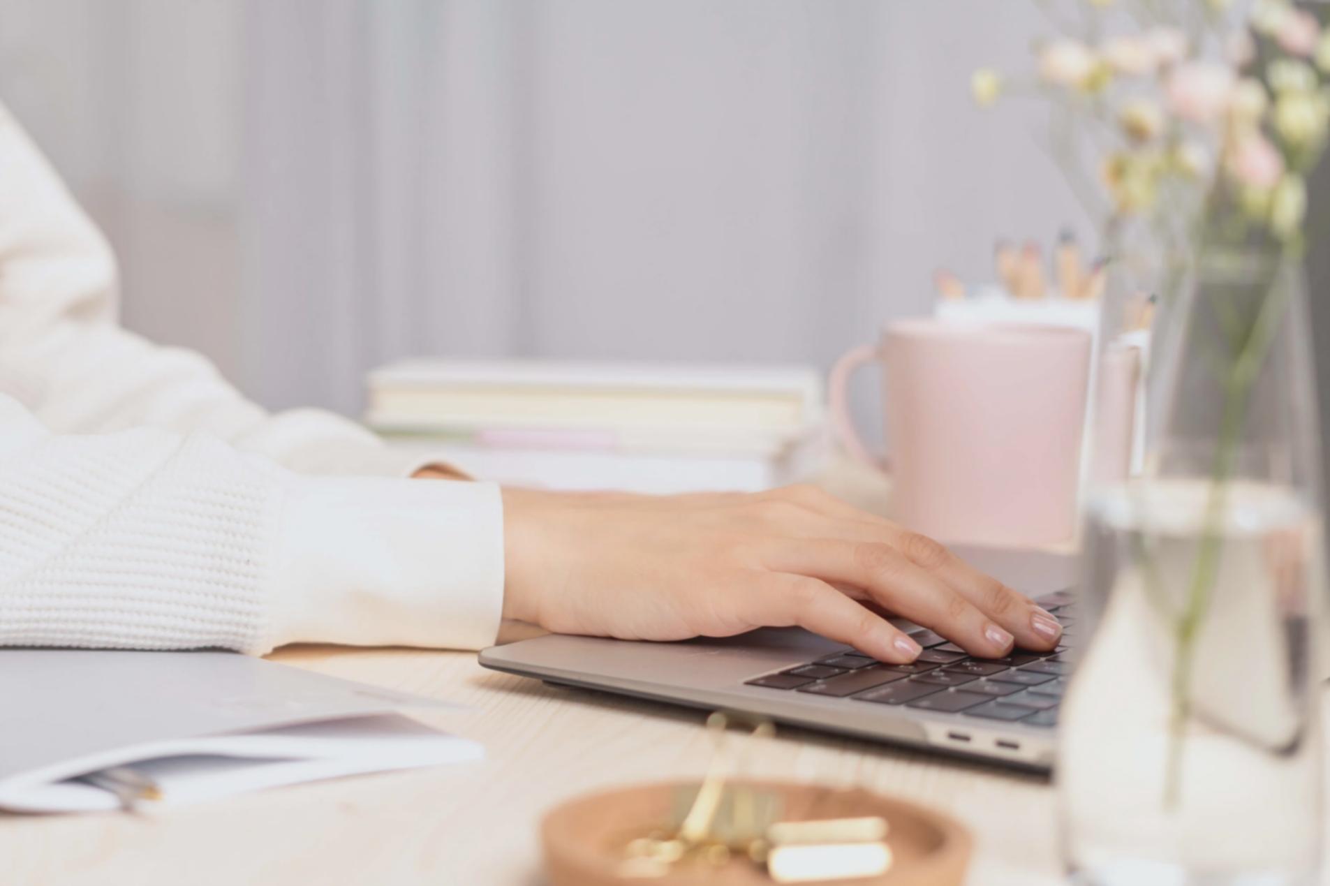 Gruppendiskussion mit Teilnehmern in entspannter Lernumgebung